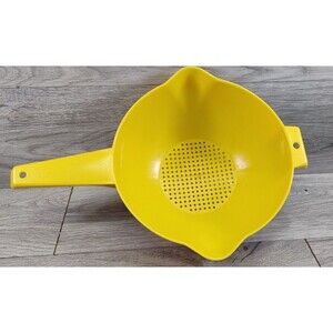 Tupperware #1523-4 Large 2 Qt. Yellow Colander Strainer Vintage